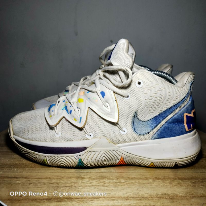 Sepatu Sneakers Bekas Second -- Nike Kyrie 5 Have A Nike Day