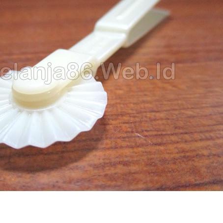 

♀ 1 Pcs Jepit Plastik Bunga Nastar with Roll Cutter-Malaysia ➻