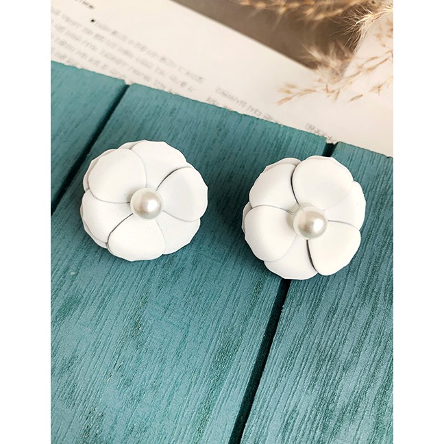 LRC Anting Tusuk Fashion White Alloy Pearl Flower Earrings F91824