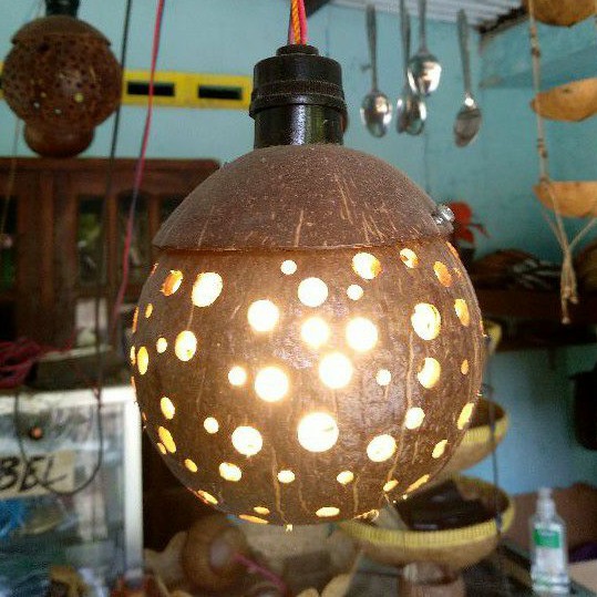 KERAJINAN KAP LAMPU GANTUNG BATOK KELAPA