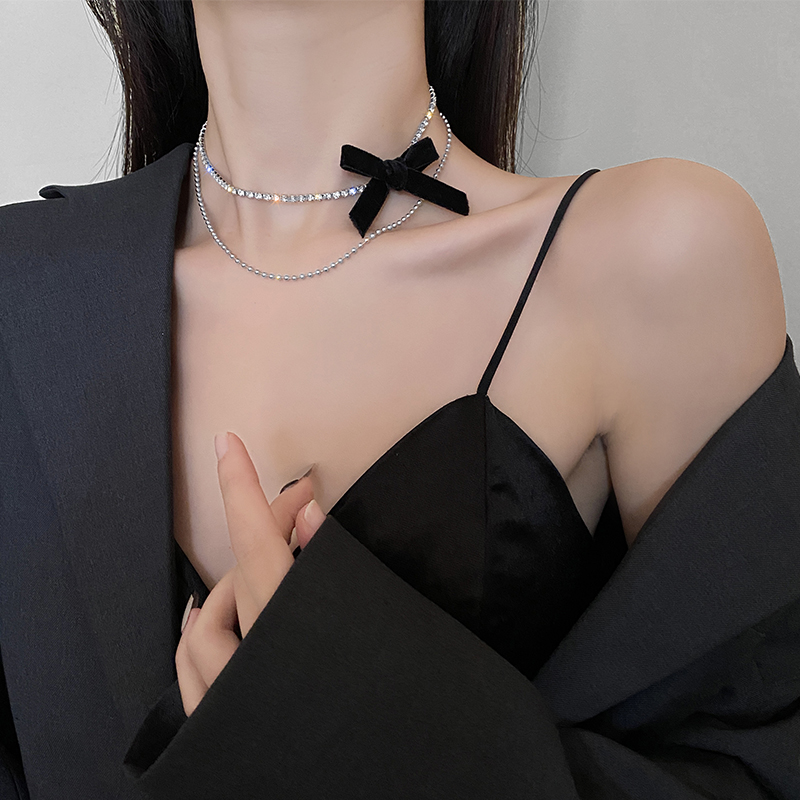 Aksesoris fashion wanita versi Korea dari kalung beludru hitam pita berlian penuh sederhana