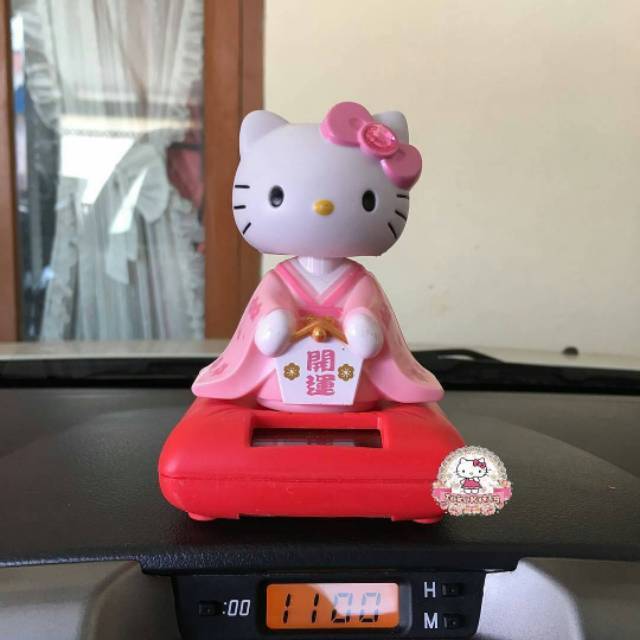 Pajangan Goyang Solar Mobil Hello Kitty Kimono