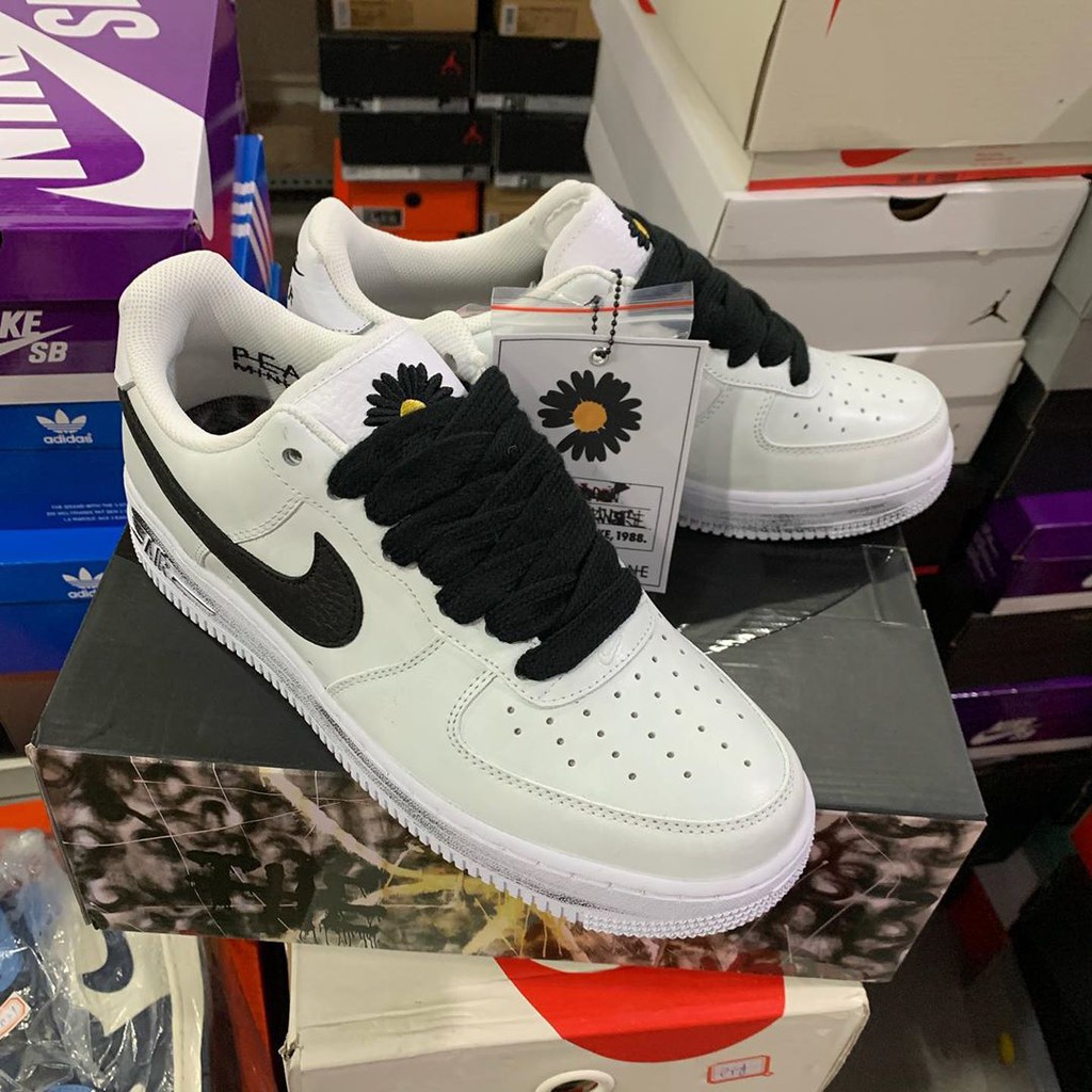 SEPATU SNEAKERS PRIA NIKE AIR FORCE 1 PARANOISE TRIPLE WHITE ON BLACK