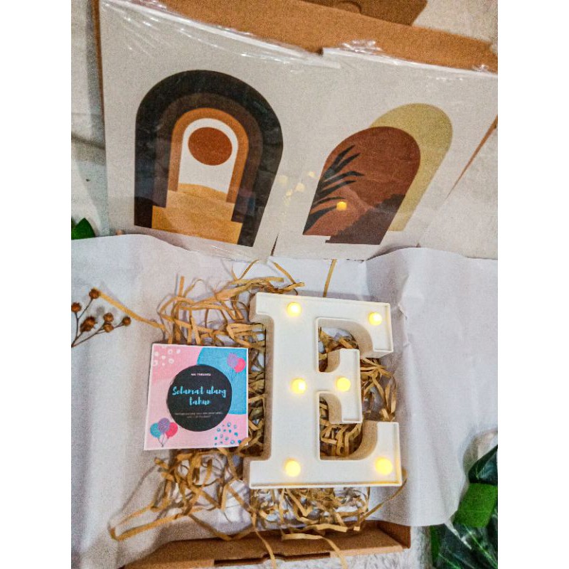 

Gift Box Lampu Inisial