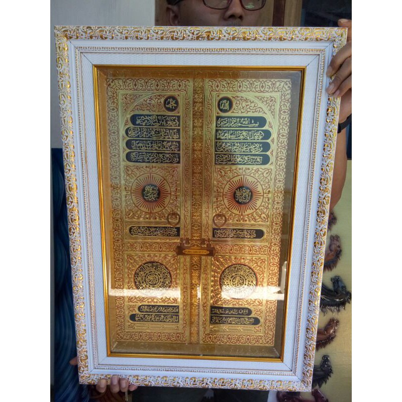 hiasan dinding replika pintu kabah bingkai fiber putih