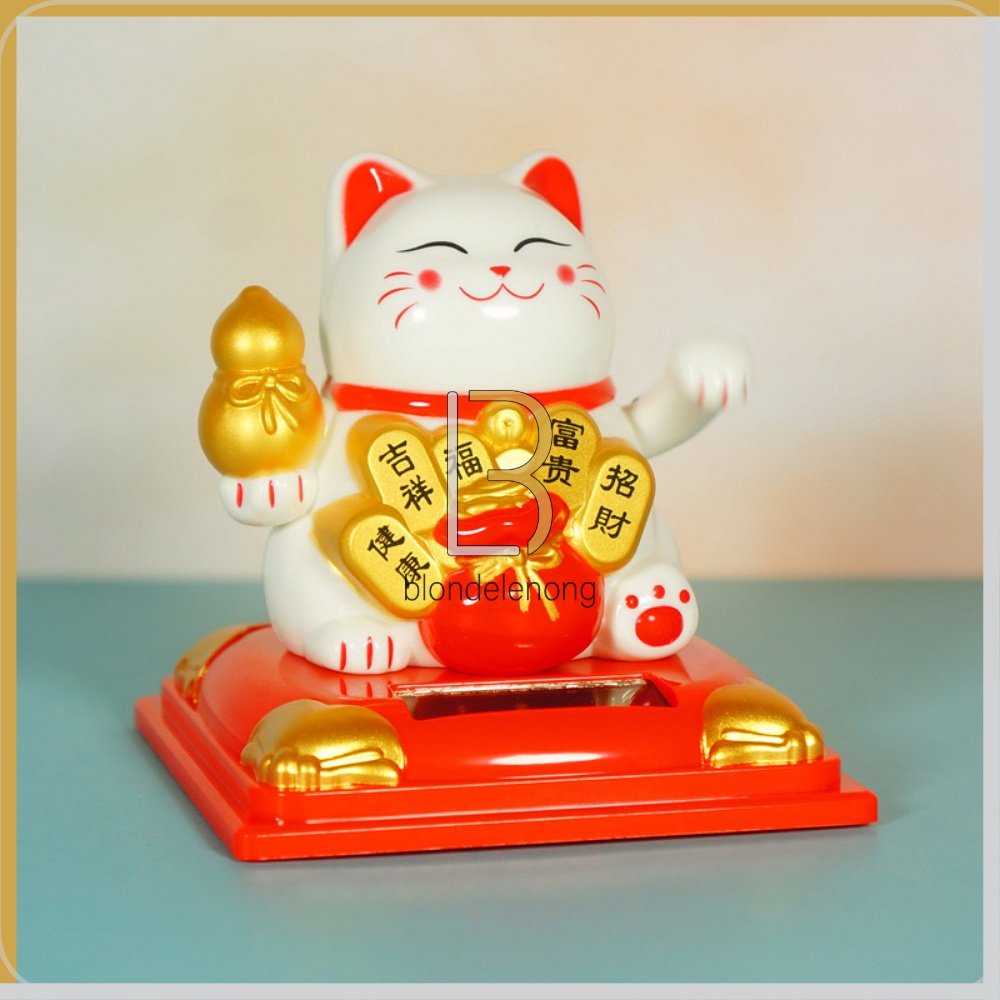 Patung Pajangan Boneka Hiasan Kucing Panggil Hoki Lucky Cat Maneki Neko Maneko Neki Keberuntungan Rejeki China Cina Jepang Tangan Goyang Gerak Solar Cell Cahaya Sinar Tanpa Baterai Batrai Batre Dashboard Mobil Meja Kasir Toko Cafe Ukuran Kecil Mini Lucu