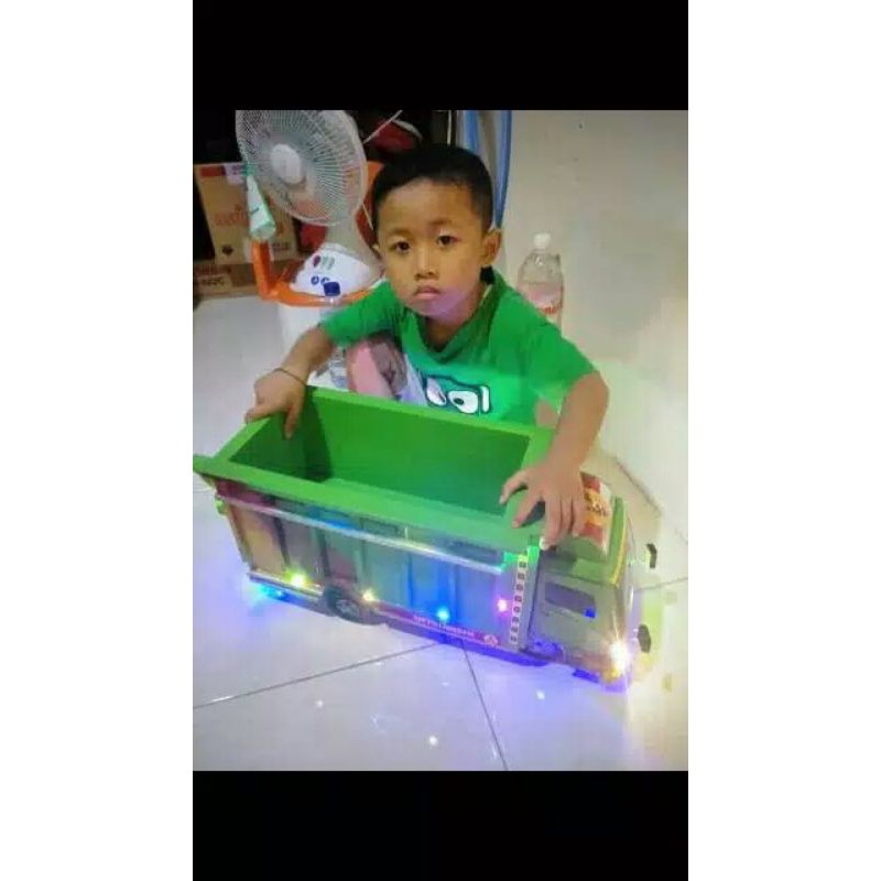 Mobilan KAYU  truk oleng