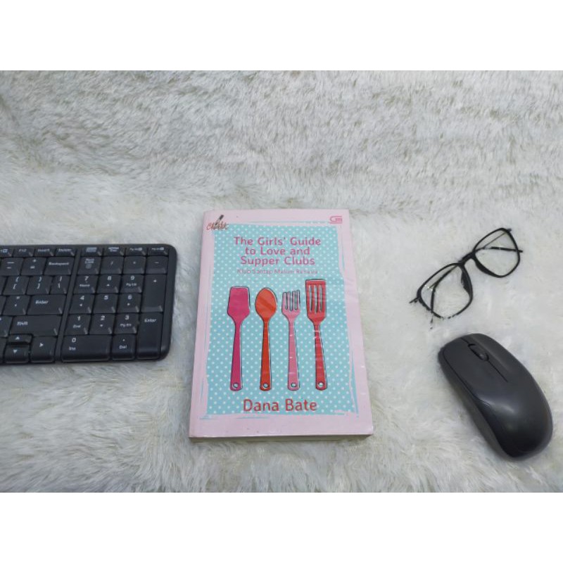 BUKU PRELOVED - THE GIRL'S GUIDE TO LOVE AND SUPPER CLUBS