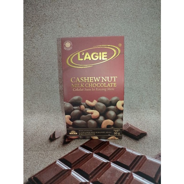 

Cashew nut milk chocolate. Cokelat susu isi kacang mete