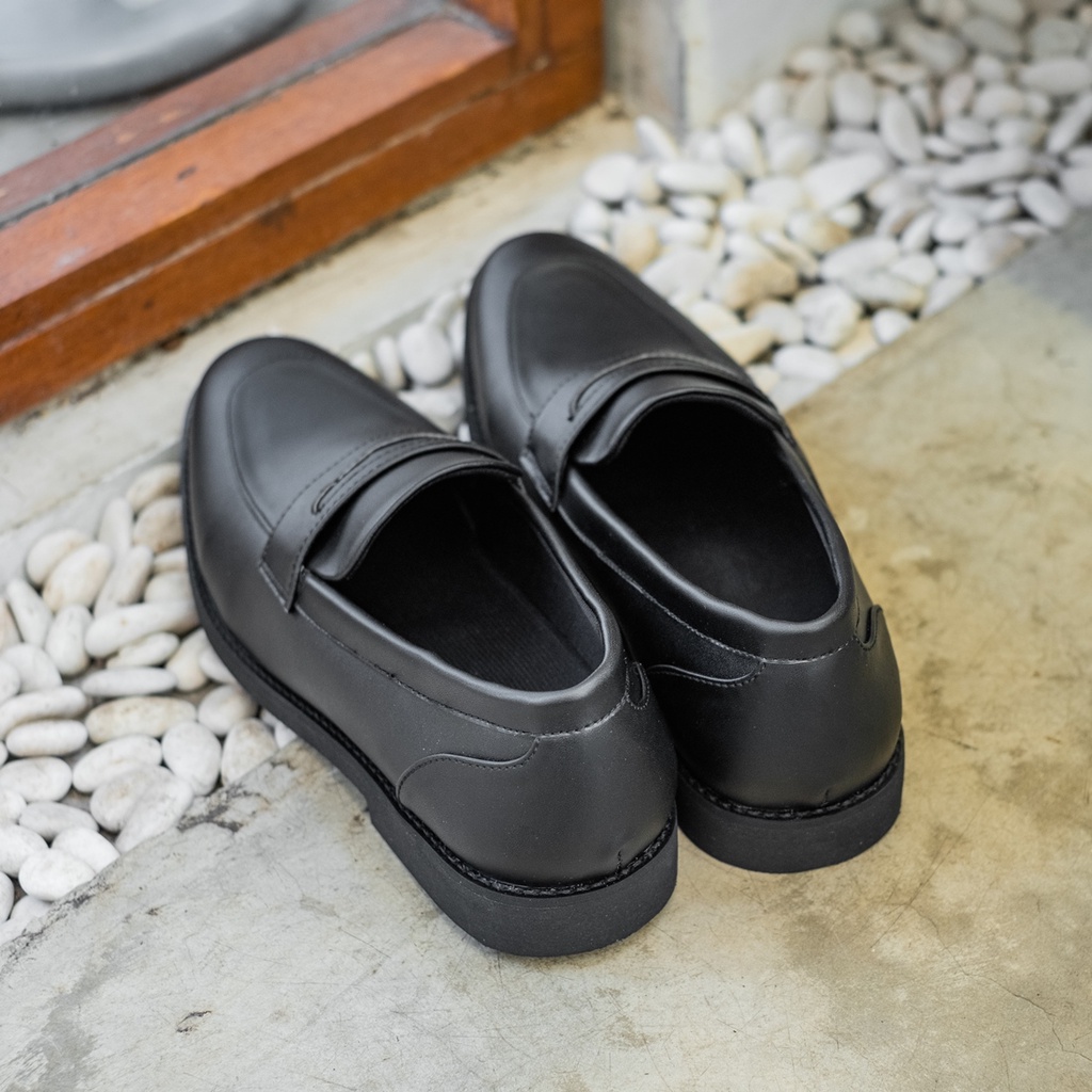 LEWIS BLACK ORIGINAL x LVNATICA Sepatu Loafers Hitam Pria Slip On Simple Formal Casual Kerja Kantor Slop Resmi Kantoran Pesta Kondangan Selop Jalan Santai Hangout Kuliah Penny Loafer Semi Kulit Premium Footwear Big Size Jumbo Ukuran Besar 44 Keren Terbaru