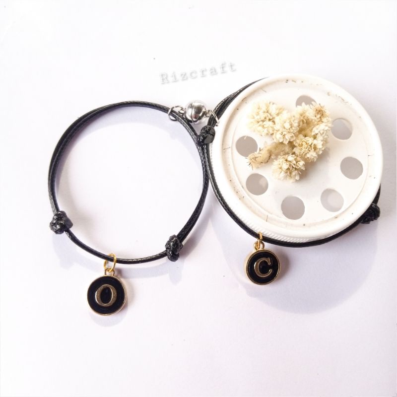 (Min Order 10rb bisa Mix gelang Lain) Gelang couple magnet Huruf Inisial bulat enamel Epoxy Premium Hitam Tali Waterproof