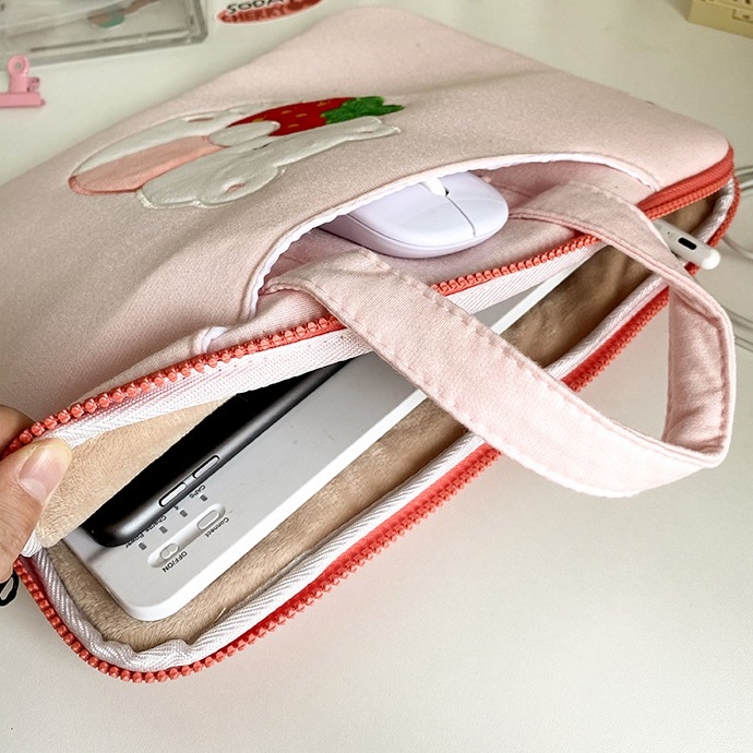 Sleeve Pouch Sarung Tas Bag Case Ipad Tab Tablet Macbook Air Pro Laptop Asus Acer Lenovo HP Huawei 11 12 13 14 15 inch Motif Gambar Kartun Bear Beruang Strawberry Cherry Pink Coklat Brown Cute Murah Korean Jinjing Tali Strap Waterproof Tahan Air Slot