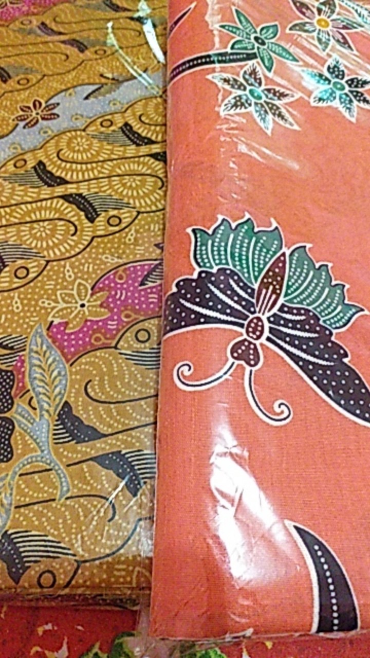 Kain Batik Solo Motif Burung Merak Nangkring Warna Dasar Pink