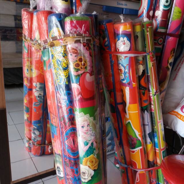 Karpet plastik karakter