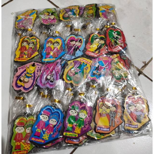 Souvenir gantungan kunci pengantin stiker