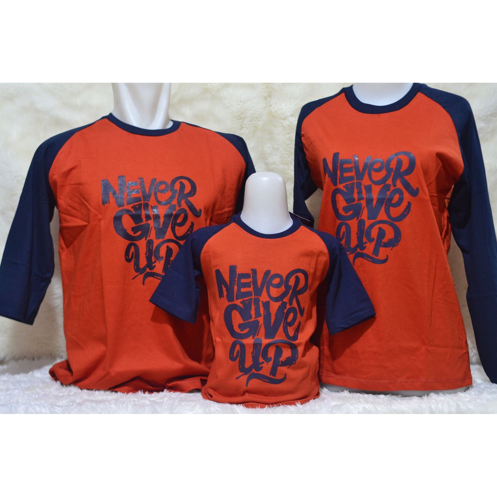 Kaos couple Sarimbit Raglan Keluarga Never Give UP Merah bata Navi yeluzi