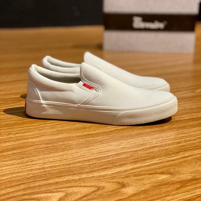 Warrior Arthur All White Slip On - Sepatu Warior