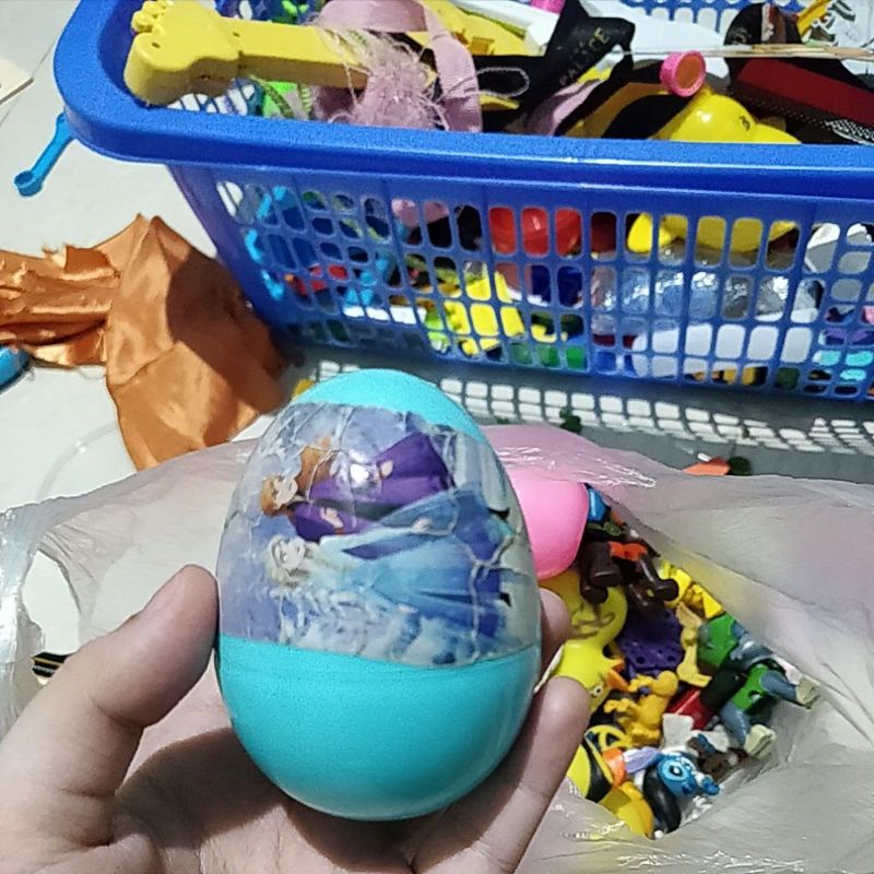 mainan telor cangkang frozen biru