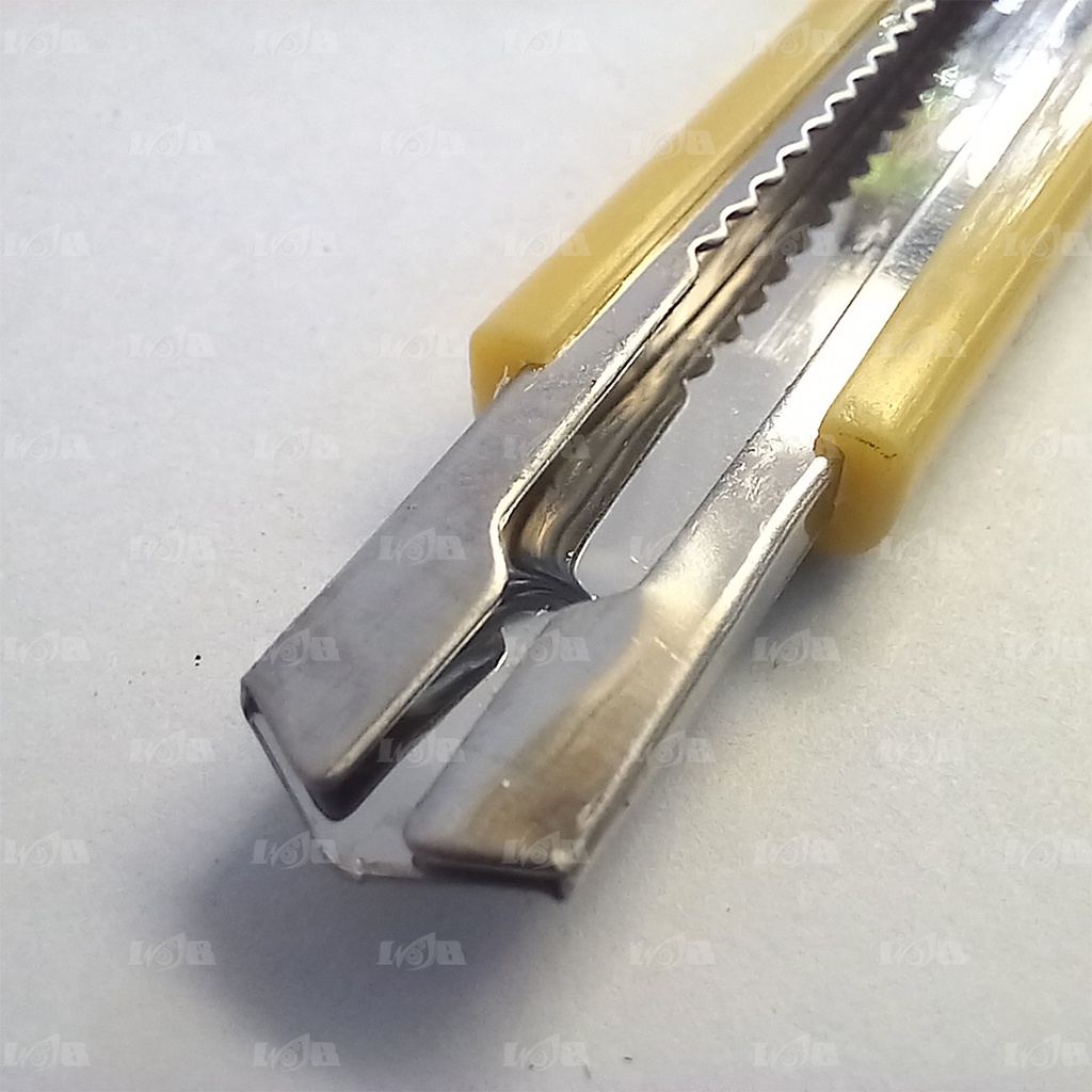 Joyko Cutter Kecil A300 Autolock Alat Potong Kertas Pisau Cuter Kater Serbaguna