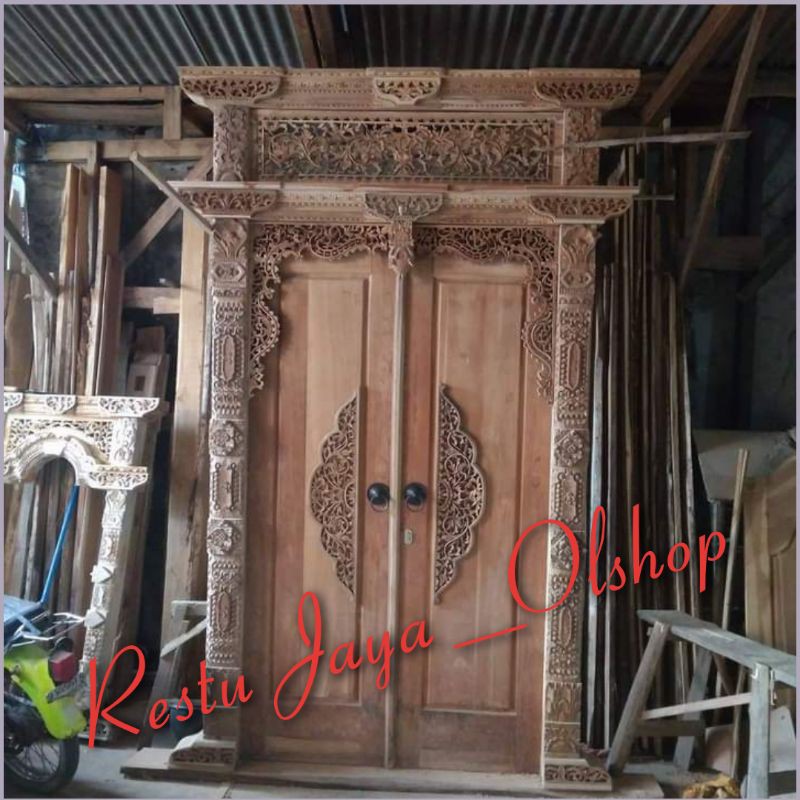 PINTU GAPURA GEBYOK KUSEN UKIR