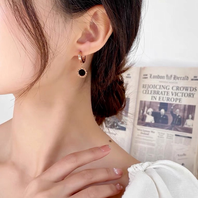 Anting Titanium Wanita Hitam Bulat Angka Romawi Liontin Gesper Telinga Anti Karat Anti Hitam Perhiasan Korea