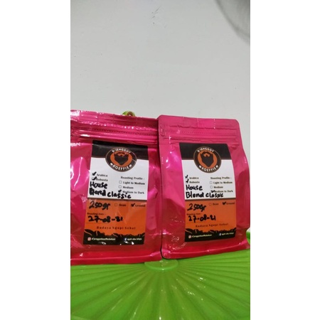 

Kopi Arabica Robusta House Blend Classic Espresso 250 gr | Kopi Giling siap Sedu Kopi Asli Giling | D'Jenggot Koeffie