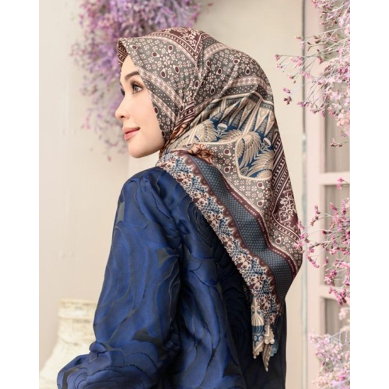 Julang scarf wearing Klamby