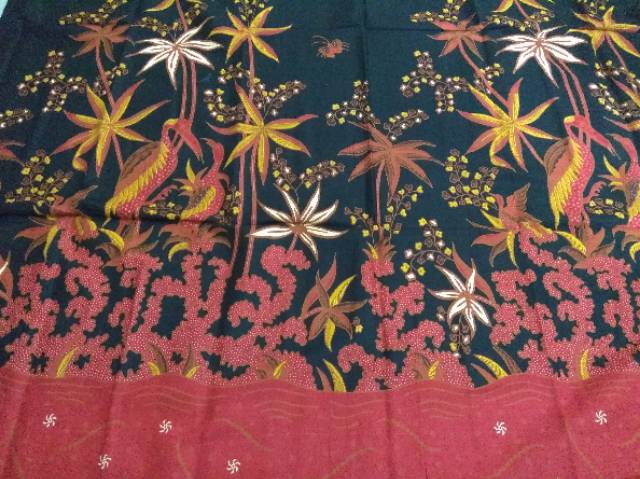 Kain batik jarik hitam manis motif bangau hitam merah