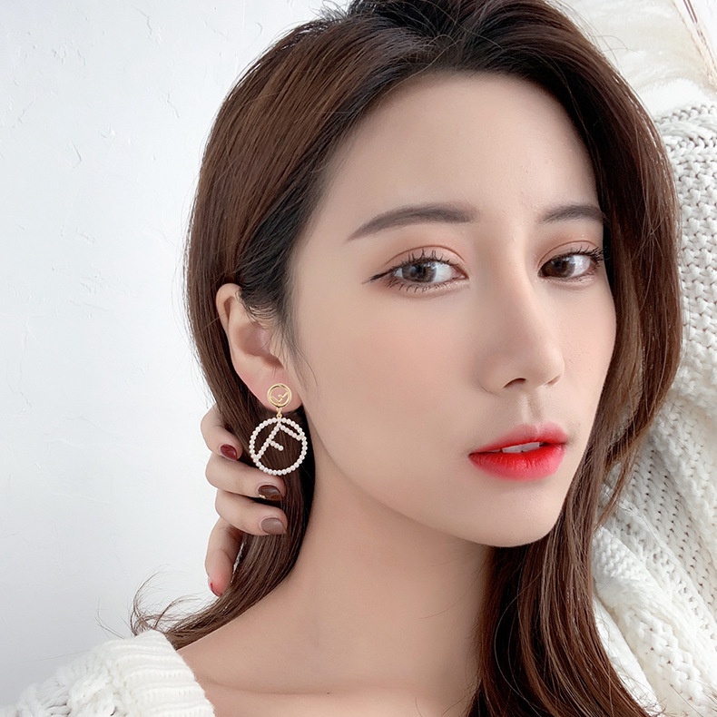 Mutiara alfabet huruf anting-anting wanita sterling silver jarum Korea temperamen liar manis kepriba