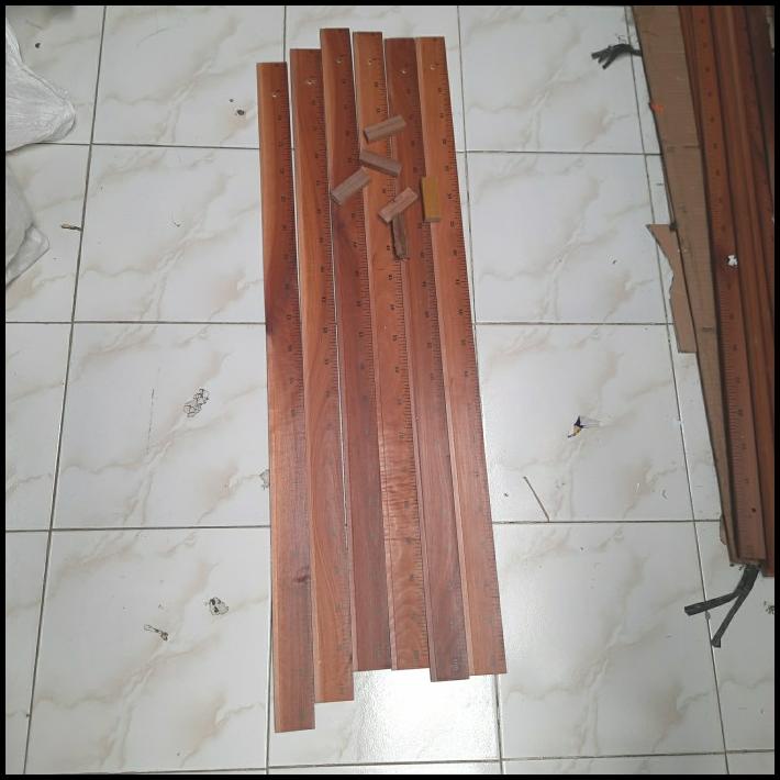 

Penggaris Kayu 1 Meter Isi 6 Buah
