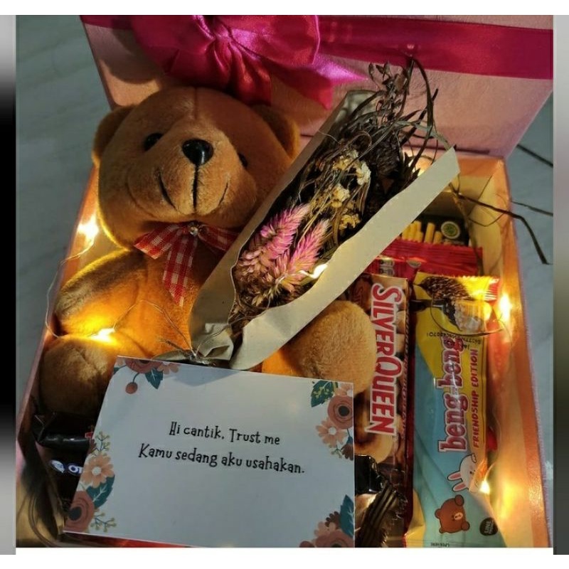 

buquet hadiah box boneka/buket boneka ultah/buket Snack box wisuda/buket box spesial
