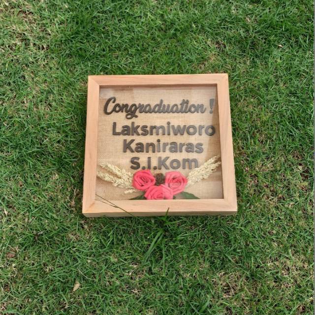 

[CUSTOM] KADO WISUDA, KADO ANNIVERSAY, KADO WEDDING, DLL UKURAN 20x20cm