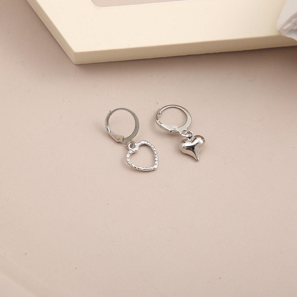 Anting Bentuk Hati Asimetris Warna Silver Untuk Wanita