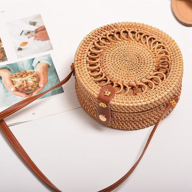 Tas Rotan Klancang Keong Cream Coklat Slempang Bulat Bali