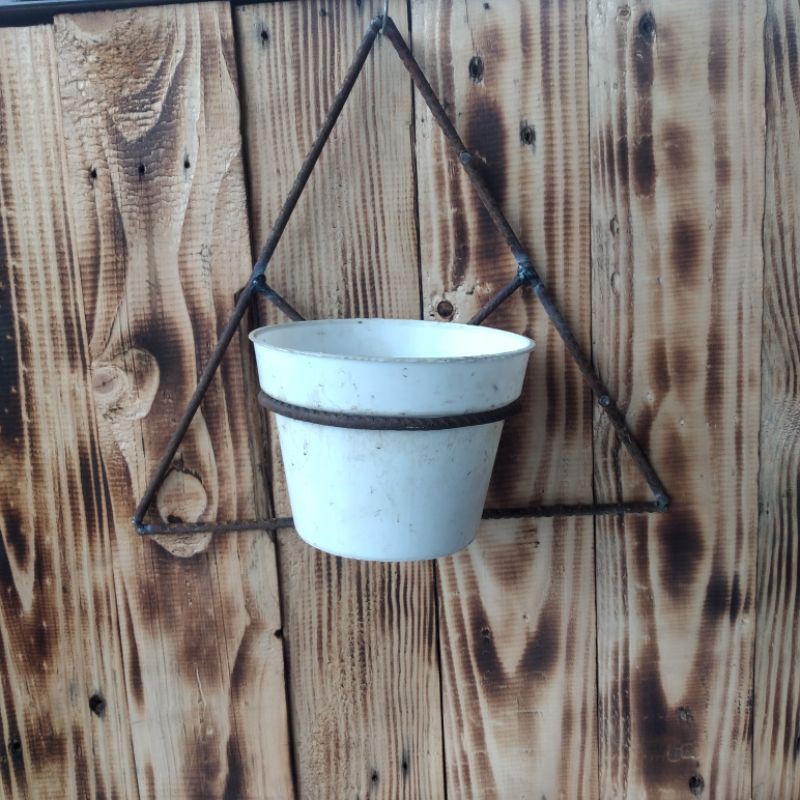 pot besi segi tiga tempel