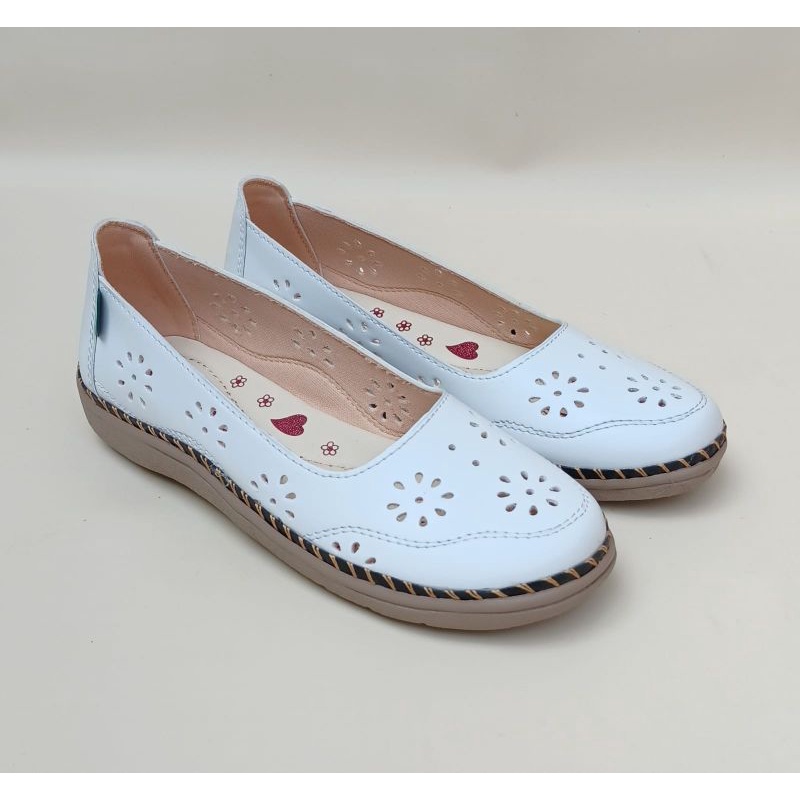 Sepatu kickers wanita slip on. mk50