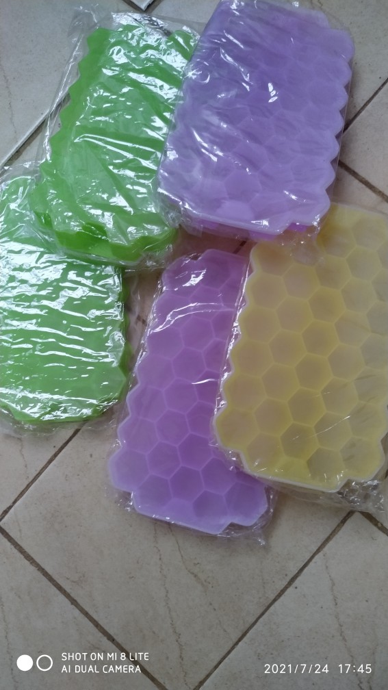 Cetakan Es Batu Silikon Dengan Tutup 37 Cube