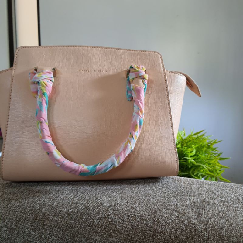 PRELOVED ORIGINAL CHARLES AND KEITH MINI CROSS BODY BAG MILK TEA COLOR. TAS CASUAL CK TAS CK