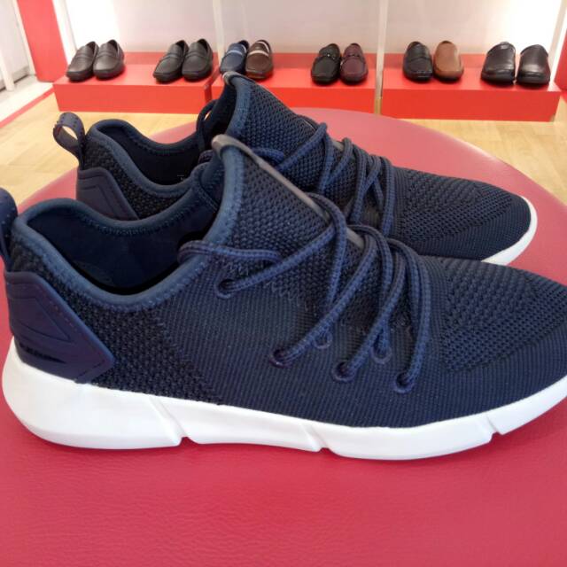 Sepatu cassual pria dewasa bata red label ringan dan nyaman.  Bata premium