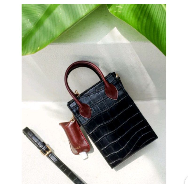 Tas Selempang Wanita Fitbag Hitam Putih