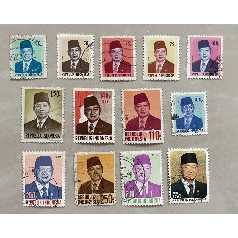 

Paket Perangko Indonesia seri Presiden Suharto isi 13 buah