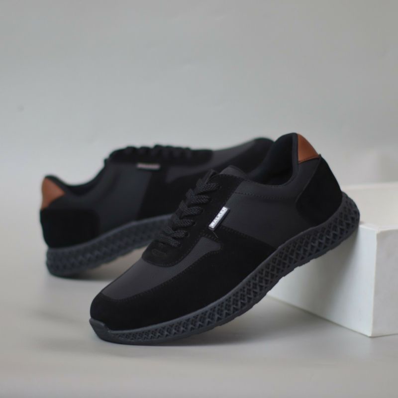 YUCU Sepatu Sneakers Pria Sepatu Pria Casual Kets Sporty Kulit Suede Hitam Kerja Santai Main