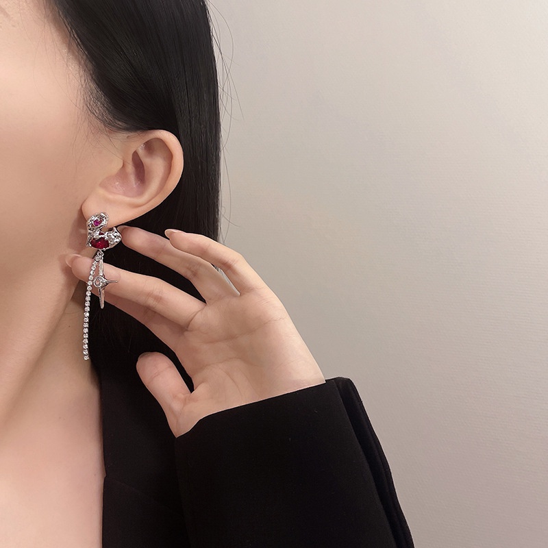 Anting Rumbai Bentuk Hati Bahan Logam Aksen Berlian Imitasi Gaya Retro Untuk Aksesoris