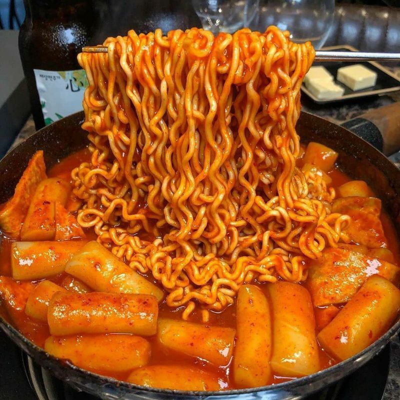 Rabokki Toppoki dengan Tambahan Ramen Mie Instan Khas Korea