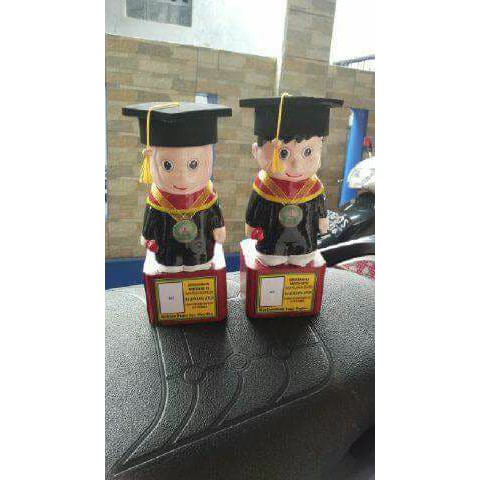 BONEKA WISUDA