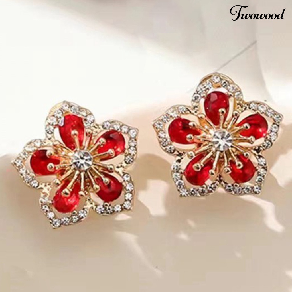 1 Pasang Anting Stud Bentuk Bunga Aksen Glitter Bahan Alloy Tahan Lama Untuk Wanita