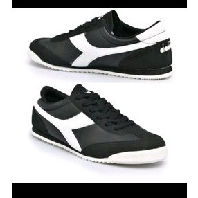 sepatu diadora durano