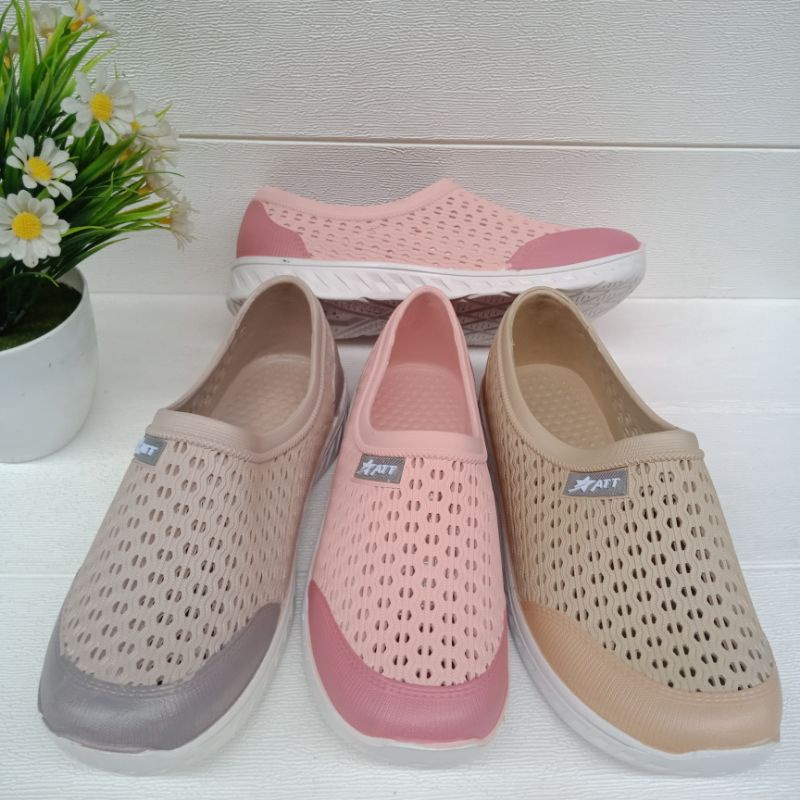 Sepatu karet slip on wanita ATT AKL 160 NPS 160