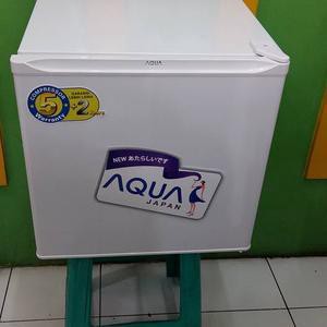 AQUA AQR-D50F Kulkas COMPACT Mini Portable AQRD50F SANYO Silver Putih