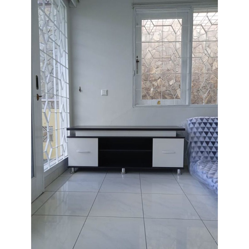 meja tv hitam putih